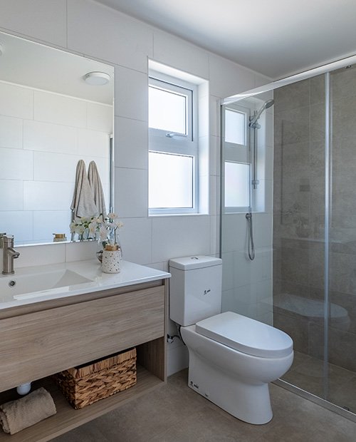 Baño principal con shower door