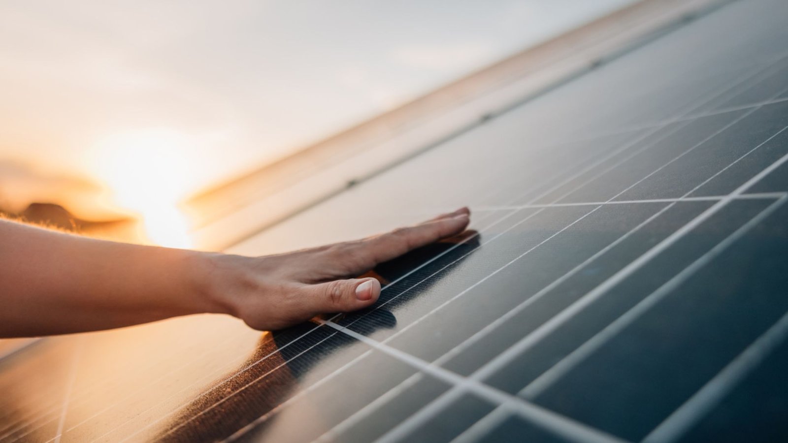 Paneles solares sobre una cubierta