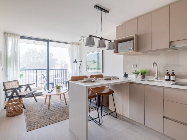 Interior de un departamento 70w: cocina, comedor y terraza